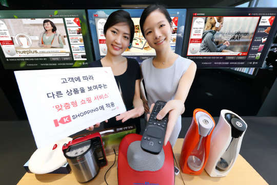 KT는 올레tv에서 같은 시각 같은 쇼핑채널을 시청하더라도 가구별로 다른 상품을 쇼핑할 수 있는 '맞춤형 쇼핑 서비스'를 출시한다고 7일 밝혔다. 회사 모델들이 맞춤형 쇼핑서비스 출시를 알리고 있다. <KT 제공>